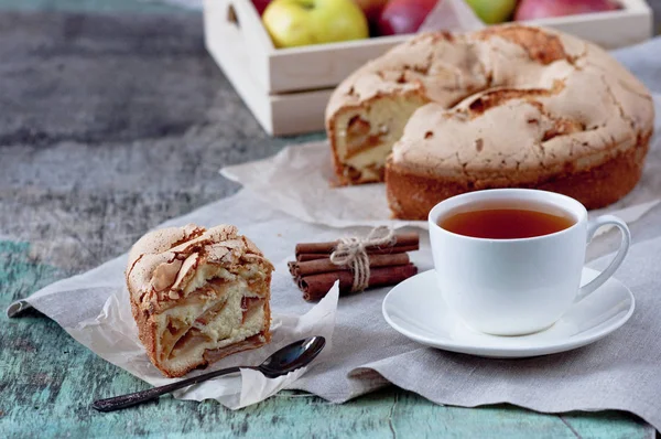 Ahşap arka plan üzerinde çay ile elmalı turta. Elmalı turta elmaları fincan çay çocuk oyuncağı ahşap arka plan lezzetli tatlı