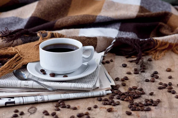 Koffie Kopje Zwarte Koffie Warme Dranken Korrels Kranten Houten Achtergrond — Stockfoto