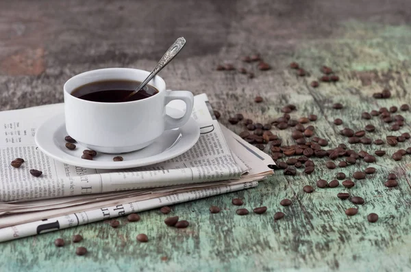 Een Kopje Zwarte Koffie Een Houten Tafel Met Verspreide Korrels — Stockfoto