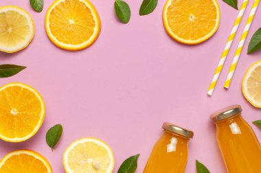 Düz kompozisyonda cam meyve suyu şişeleri ya da taze, taze limon ve portakal dilimleri, yeşil yapraklar, pembe arka plan manzaralı kokteyl tüpleri fotokopi alanı. Citrus Juice Concept C vitamini meyveleri