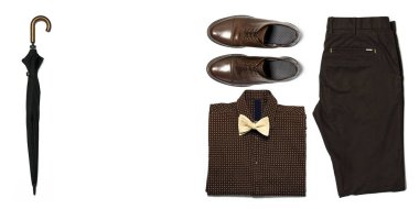 Düz set erkekler klasik giyim yatıyordu, blazer ceket pantolon gömlek papyon deri ayakkabı izole öğeleri beyaz arka plan üstten görünüm. Erkek moda, ofis giyim, iş tarzı, satış kavramı