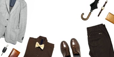 Düz yatıyordu set erkekler klasik giyim, ceket pantolon gömlek papyon deri kemer Bilek seyretmek cüzdan kalemler şemsiye baston araba anahtarları izole öğeler üzerinde beyaz arka plan üstten görünüm ayakkabı. Erkek moda, iş