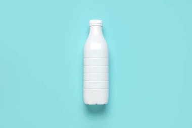 Mavi turkuaz arka plan manzaralı süt ürünleri için beyaz plastik şişe kapları düz yerde yatıyordu. Plastik Kefir Yoğurt Şişe Sütü. Paketleme şablonu modeli. Tasarımınız için düzenName