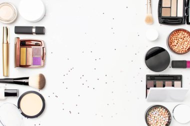 Dekoratif kozmetik makyaj malzemesi, maskara pudrası, göz makyajı fırçası, arka plandaki yıldız konfetisi düz zemin. Güzellik blogcusu kavramı. Moda geçmişi. Makyaj