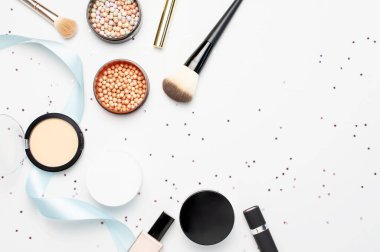 Dekoratif kozmetik makyaj fırçaları allık yüz topları yıldız konfeti tatil kurdeleler Hafif arka plan üst görünümü Düz yatıyordu kopya alanı ayarlayın. Güzellik blogger kavramı Moda arka plan Makyaj aksesuarları