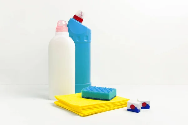 Huisschoonmaakconcept. Chemicaliën voor huishoudelijk gebruik, ontsmettingsmiddel, bleekmiddel, antibacteriële gel, wasverzachter, rubberen handschoenen, spons, lompen, vaatwastabletten op lichte ondergrond Flat lay Schoonmaakaccessoires — Stockfoto