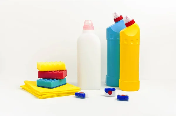 Huisschoonmaakconcept. Chemicaliën voor huishoudelijk gebruik, ontsmettingsmiddel, bleekmiddel, antibacteriële gel, wasverzachter, rubberen handschoenen, spons, lompen, vaatwastabletten op lichte ondergrond Flat lay Schoonmaakaccessoires — Stockfoto