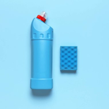 Sıvı deterjan, temizlik maddesi, çamaşır suyu, antibakteriyel jel ve mavi arka planda yıkama süngeri için mavi plastik şişe. Ev temizliği konsepti. Düz manzaralı. Aksesuarlar temizleniyor