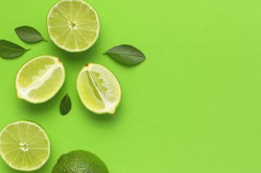 Taze sulu limon ve parlak yeşil arka planda yeşil yapraklar. Üst görünüm düz kopya alanı. Yaratıcı gıda geçmişi, tropikal meyve, C vitamini, narenciye. Bütünüyle kompozisyon ve limon dilimleri