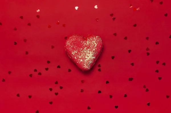 Heart Shaped Macaroon Cake and confetti on red background top view Flat lay. Tvůrčí skladba na Valentýna, koncept lásky, dárek k narozeninám, Den matek, sváteční zázemí. Láska k sladkostem — Stock fotografie