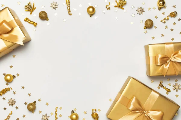 Mutlu Noeller ve mutlu bayramlar tebrik kartı. Gri arka plan manzaralı konfeti yıldızları harika altın hediye topları düz uzanıyordu. Yeni Yıl Kutlamaları 2020 Kutlama Partisini sunar