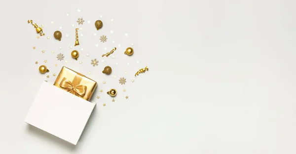 圣诞快乐和节日快乐贺卡。 漂亮的金色礼物球，彩带，彩带，灰色背景，顶视图，平躺在地上。 新年礼物嘉年华会2020庆祝活动 — 图库照片