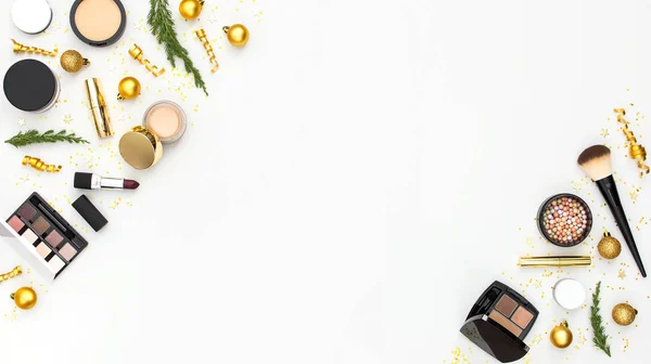 Макіяж туші основа крему для помади для повік рум'яна кулі і новорічні прикраси золоті різдвяні кульки конфетті зірки гілки на світлому фоні Плоский вигляд зверху. Косметика, свято Різдво — стокове фото