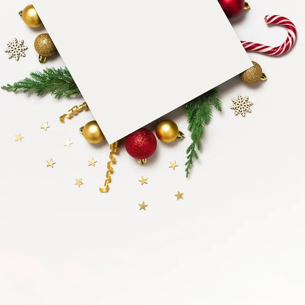 新年のクリスマスの構成。空の紙と休日の装飾クリスマスボールモミの枝は、光の背景にキャンディ杖を告白します。フラットレイアウトトップビューコピースペース。冬の新年2020 Xmasのモックアップ — ストック写真