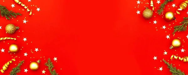 Composición de Navidad de Año Nuevo. Marco de decoraciones navideñas bolas de Navidad ramas de abeto confeti copos de nieve sobre fondo rojo. Piso poner espacio de copia vista superior. Invierno Año Nuevo 2020 celebración de Navidad — Foto de Stock