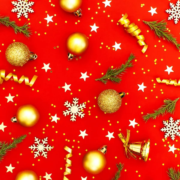 Noworoczny skład świąteczny. Dekoracje wakacyjne złote kulki choinkowe gałązki konfetti płatki śniegu dzwonek na czerwonym tle. Płaski leżeć góra widok przestrzeń kopiowania. Zimowy Nowy Rok 2020 Święta Bożego Narodzenia — Zdjęcie stockowe