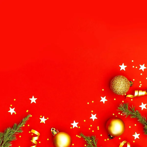 Composição de Natal de Ano Novo. Decorações de férias ouro bolas de Natal ramos de abeto confete flocos de neve sino no fundo vermelho. Flat lay espaço de cópia vista superior. Ano Novo de Inverno 2020 Celebração de Natal — Fotografia de Stock