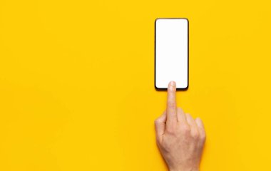 Erkek eller, sarı arka planda beyaz beyaz ekranlı modern bir siyah akıllı telefon tutuyor. Modern teknoloji, telefon, cihazlar, dokunmatik ekran, tasarımınız için şablon. Model
