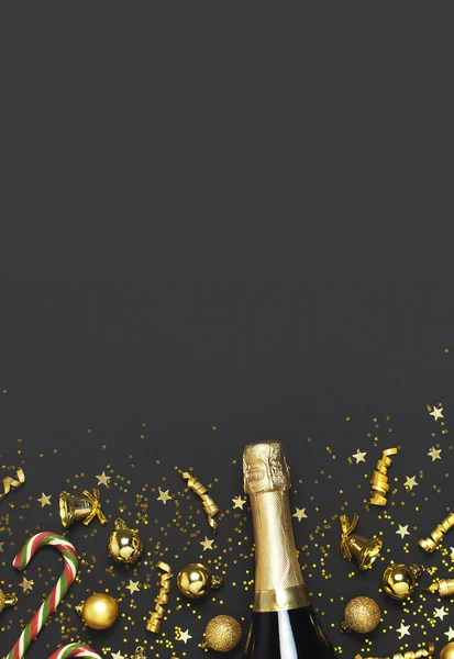 Święta i Nowy Rok. Butelka szampana, złote świąteczne kulki, świąteczne wstążki, konfetti na czarnym tle widok z góry. Płaska karta wakacyjna. Koncepcja imprezy Dekoracje świąteczne 2020 — Zdjęcie stockowe