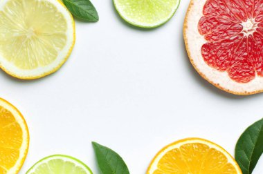 Düz kompozisyon, beyaz arka planda taze limon portakalı greyfurt yeşili yaprakları ile fotokopi alanı. Citrus meyve suyu konsepti, C vitamini, meyveler. Yaratıcı yaz arkaplanı