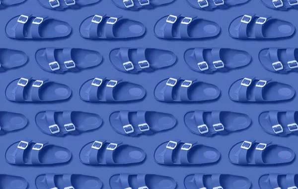 Seamless Pattern of Fashionable beach birkenstock on blue background (dalam bahasa Inggris). Ruang salinan tilikan atas rata. Konsep pantai kreatif, sepatu musim panas bergaya, liburan, perjalanan. Warna tahun 2020 biru klasik — Stok Foto