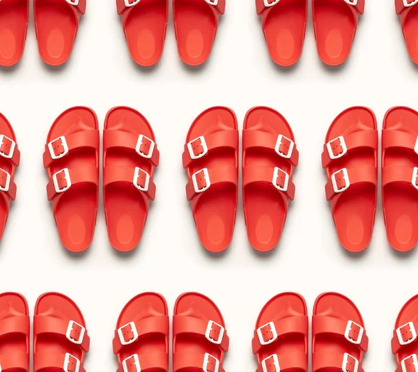 Padrão sem costura de praia elegante birkenstock coral no fundo branco. Flat lay espaço de cópia vista superior. Conceito de praia criativo, sapatos de verão elegantes, férias, viagens. Tendência cor de coral — Fotografia de Stock