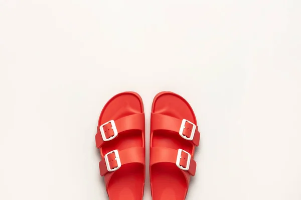 Playa de moda birkenstock coral sobre fondo blanco. Piso tendido, vista superior, espacio para copiar. Concepto de playa creativa, zapatos de verano con estilo, vacaciones, viajes. Color coral. Fondo de verano — Foto de Stock