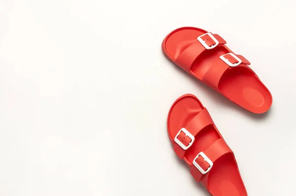 Módní pláž korál birkenstock na bílém pozadí. Byt ležel, horní pohled, kopírovací prostor. Kreativní plážový koncept, stylové letní boty, dovolená, cestování. Barva korálu. Letní pozadí — Stock fotografie