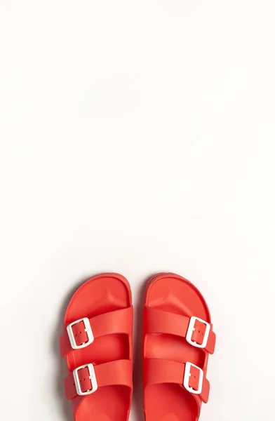 Modieuze strand koraal birkenstock op witte achtergrond. Platte lay, bovenaanzicht, kopieerruimte. Creatief strandconcept, stijlvolle zomerschoenen, vakantie, reizen. Koraalkleur. Zomer achtergrond — Stockfoto