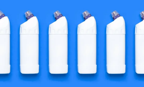 Naadloos patroon van witte plastic fles voor vloeibaar wasmiddel reinigingsmiddel bleekmiddel antibacteriële gel met natuurlijke plantenextract op blauwe achtergrond Eco-stijl reinigingsconcept Flat lay top view — Stockfoto