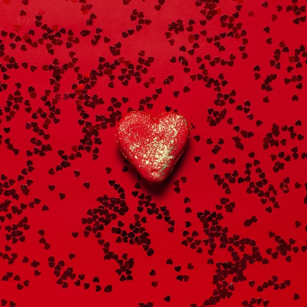 Heart Shaped Macaroon Cake and confetti on red background top view Flat lay. Tvůrčí skladba na Valentýna, koncept lásky, dárek k narozeninám, Den matek, sváteční zázemí. Láska k sladkostem — Stock fotografie