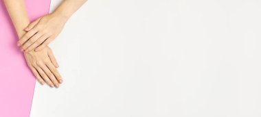 Güzel, zarif bir manikür. Pembe arka planda, düz manzaralı genç bir kadının elleri fotokopi çekiyordu. Doğal oje, jöle, kişisel bakım, güzellik ve moda. Tırnak bakımı, güzellik salonu reklamı.