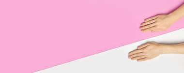 Güzel, zarif bir manikür. Pembe arka planda, düz manzaralı genç bir kadının elleri fotokopi çekiyordu. Doğal oje, jöle, kişisel bakım, güzellik ve moda. Tırnak bakımı, güzellik salonu reklamı.
