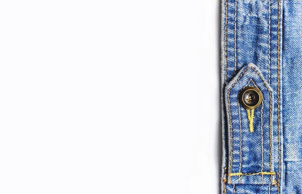 Close-up Chaqueta de mezclilla azul sobre fondo blanco aislado vista superior plano lay copy space. Denim, chaqueta de moda, ropa de tendencia femenina o masculina, fondo de moda. Textura de mezclilla — Foto de Stock