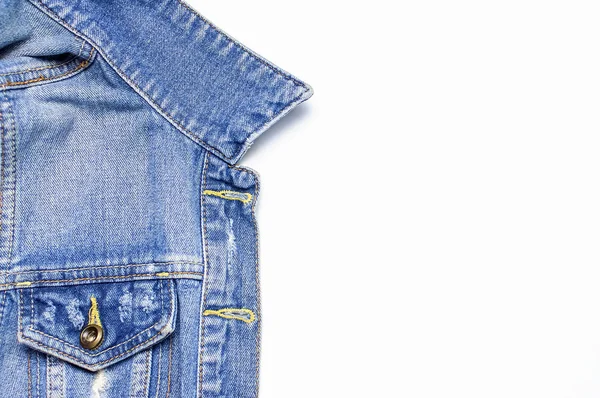 Close-up Blue kurtka jeansowa na izolowanym białym tle widok płaski leżał miejsca kopii. Jeansy, modna kurtka, odzież damska lub męska, tło mody. Tekstura jeansowa — Zdjęcie stockowe