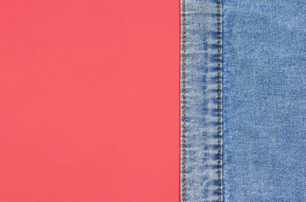 Close-up Niebieska kurtka dżinsowa na różowym tle widok z góry płaski leżał przestrzeń kopii. Jeansy, modna kurtka, odzież damska lub męska, tło mody. Tekstura jeansowa — Zdjęcie stockowe