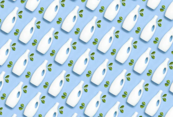 Padrão de embalagem de plástico branco de detergente de lavanderia, pó líquido, condicionador de lavagem, folhas verdes no fundo azul. Flat lay espaço de cópia vista superior. Produto bio-orgânico. Conceito de Eco limpeza — Fotografia de Stock