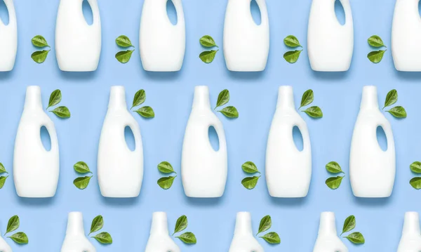 세탁제, 액화 분말, 씻을 수있는 컨디 셔너, 파란 배경의 녹색 잎으로 이루어진 하얀 플라스틱 포장 패턴입니다. 평면 위에 복사 공간 이 있습니다. 바이오 유기농 제품. 에코 청소 — 스톡 사진