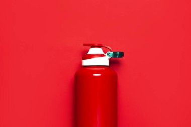 Kırmızı arka planda metalik kırmızı spor su şişesi düz düz görünümde duruyor. İçme suyu kavramı, sağlıklı yaşam tarzı. Spor, seyahat, açık hava aktiviteleri için suç ortaklığı. Su kabı.