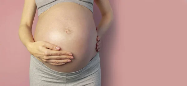 Schöne Junge Schwangere Frau Hält Die Hände Auf Ihrem Bauch — Stockfoto