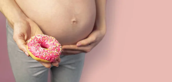 Schöne Junge Schwangere Frau Mit Süßem Donut Der Hand Auf — Stockfoto