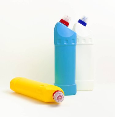 Sıvı deterjan, temizlik maddesi, çamaşır suyu, hafif arka planda antibakteriyel jel için plastik renkli şişeler. Ev temizliği konsepti. Düz manzaralı. Aksesuarlar temizleniyor