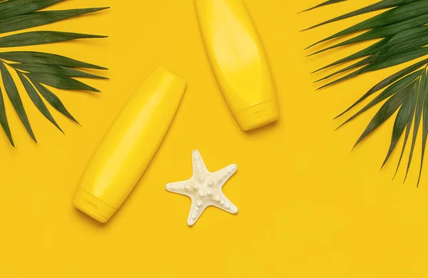 Botellas Amarillas Crema Protección Solar Hojas Palma Tropical Conchas Estrellas — Foto de Stock