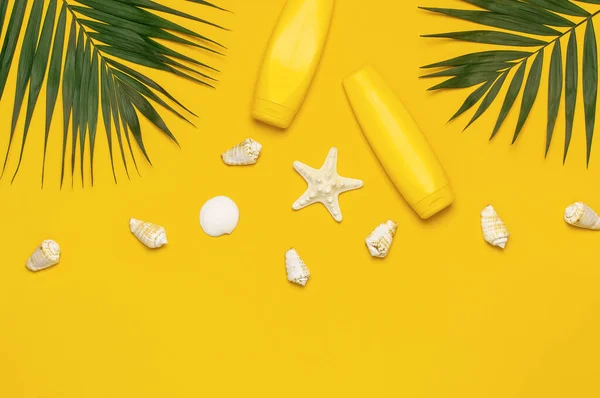 Yellow Bottles Sunscreen Cream Tropical Palm Leaves Shells Starfish Yellow — Stock Photo, Image