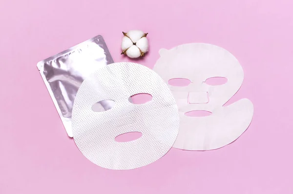 Masque Facial Tissu Fleurs Coton Sur Fond Rose Concept Cosmétiques — Photo