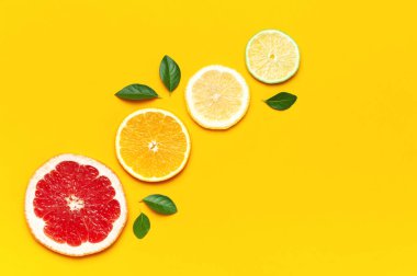 Düz kompozisyon, yeşil arkaplan manzaralı yeşil yeşil yeşil yeşil yeşil yeşil limon dilimli fotokopi alanı. Citrus meyve suyu konsepti, C vitamini, meyveler. Yaratıcı yaz arkaplanı.