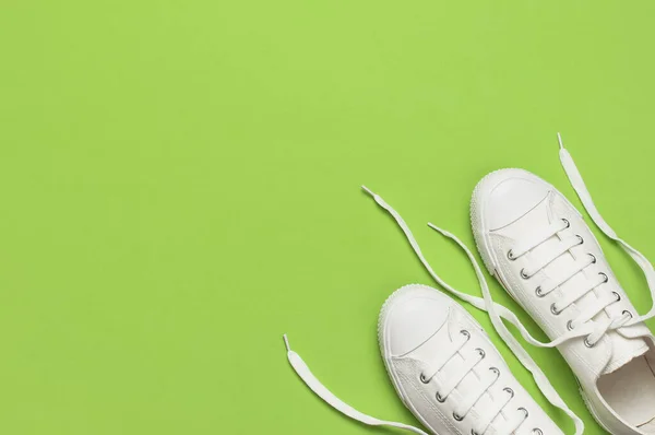 Білі Кросівки Жіночої Моди Зеленому Тлі Плоский Простір Копіювання Зверху — стокове фото