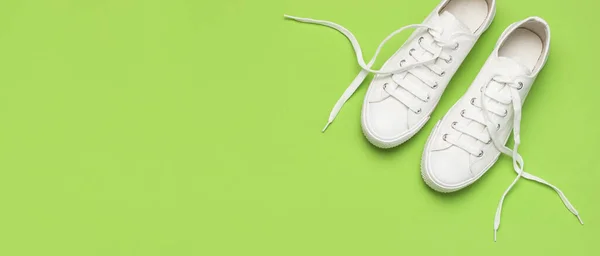 Witte Vrouwelijke Mode Sneakers Groene Achtergrond Flat Lay Bovenaanzicht Kopieerruimte — Stockfoto