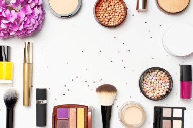 Dekoratif kozmetik maskara tozu ruj göz farı allık makyaj fırçası pembe ortanca çiçekler ışık arka plan üst görünümü Düz konfeti yıldız konfeti seti. Güzellik blogger kavramı. Moda arka plan.