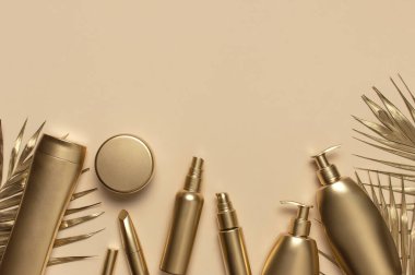 Kozmetik, altın şişelerini taklit ediyor. Kozmetik Marka Konsepti. Kozmetik kaplar, bej arka planda altın tropikal palmiye yaprakları. Düz görünüm kopyalama alanı yatıyordu. Kozmetik ürünler, güzellik geçmişi.